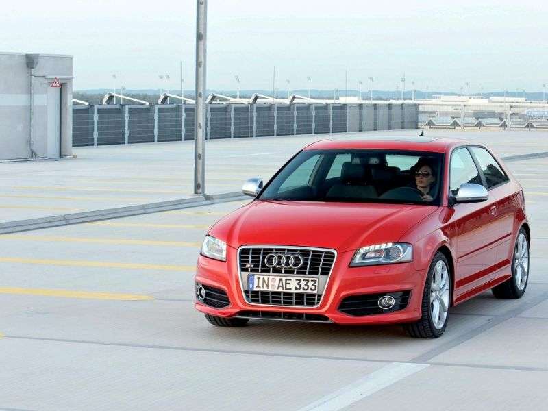 Audi S3 8P / 8PA [zmiana stylizacji] hatchback 3 drzwiowy. 2.0 TFSI quattro S tronic Podstawa (2008 2012)