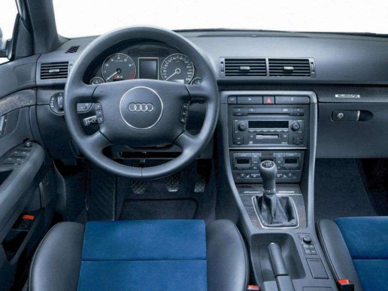 Audi S4 B7,8 Esedan 4.2 quattro MT (2004–2009)