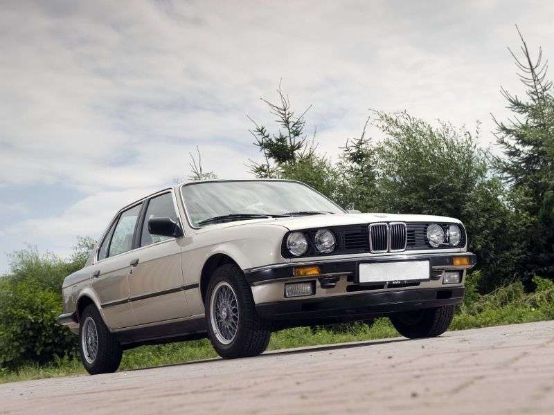 4 drzwiowy sedan BMW serii 3 E30 318i 5MT (1982 1987)