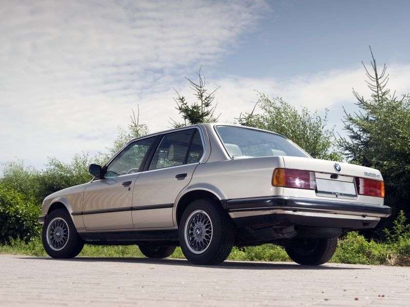 4 drzwiowy sedan BMW serii 3 E30 318i kat MT (1985–1987)