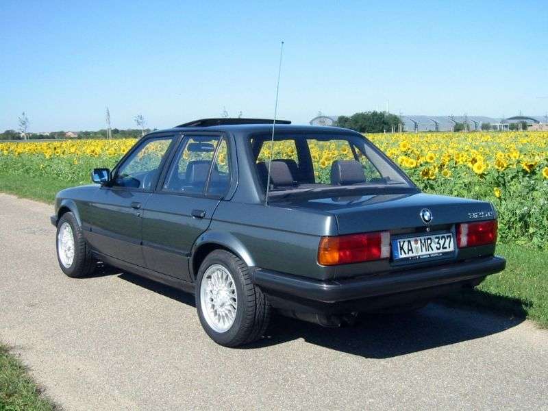 4 drzwiowy sedan BMW serii 3 E30 323i MT (1983 1985)