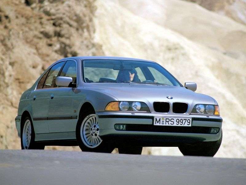4 drzwiowy sedan BMW serii 5 E39 540i MT (1996 1998)