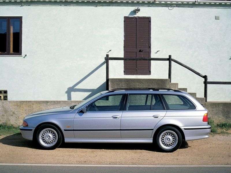 BMW 5 Series E39Touring Wagon 540i MT (1998–2000)