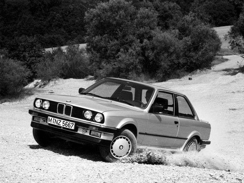2 drzwiowy sedan BMW serii 3 E30 316 4MT (1982 1987)