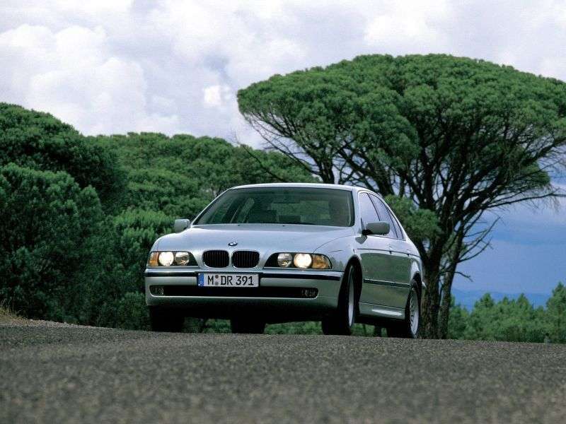 4 drzwiowy sedan BMW serii 5 E39 528i MT (1995–1998)