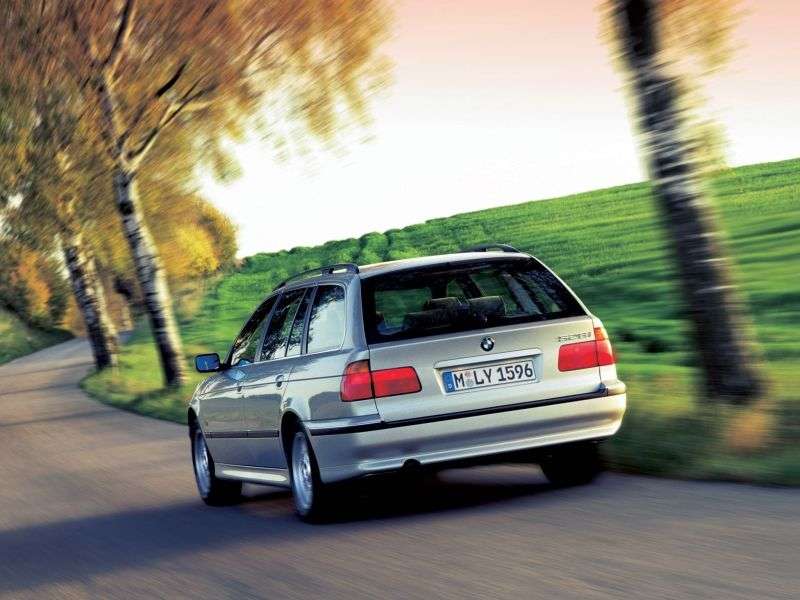 BMW Seria 5 E39Touring Estate 540i AT (1998 2000)