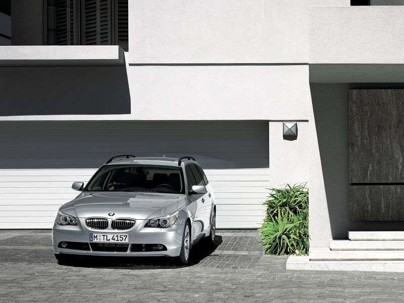 BMW Seria 5 E60 / E61 Touring Estate 550i MT (2005 2007)