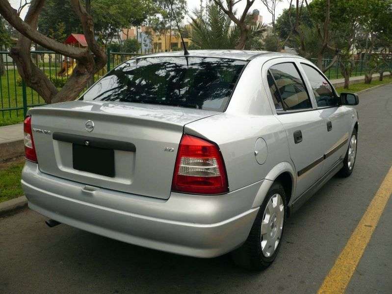 Chevrolet Astra 2 generation sedan 2.0 MT (1999–2001)
