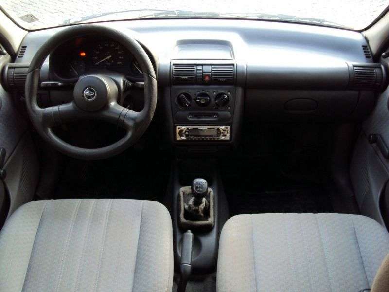 Chevrolet Corsa 3 drzwiowy hatchback pierwszej generacji 1.0 Flexfuel MT (1999 2002)