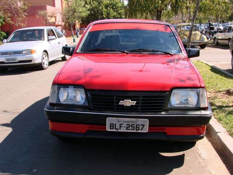 Chevrolet Monza 2 drzwiowy sedan 2 drzwiowy 2,0 MT (1987 1991)