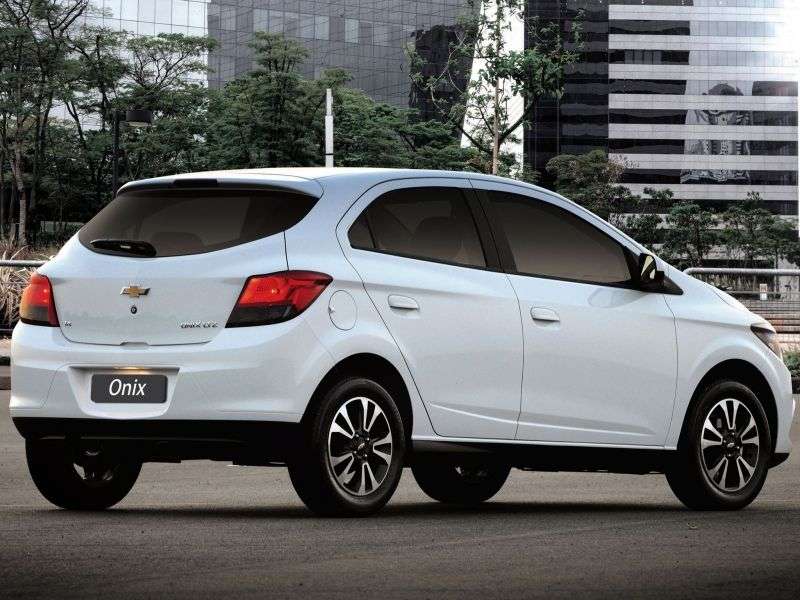 Chevrolet Onix hatchback 1.generacji 1.0 Flexfuel MT (2012 obecnie)