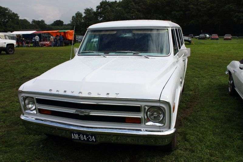 Chevrolet Suburban SUV 7.generacji 5.7 3MT w pełni zsynchronizowany (1967 1970)