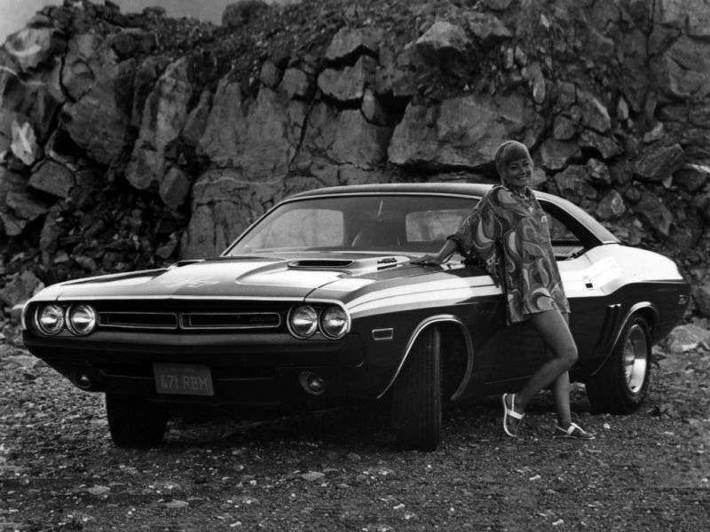 Dodge Challenger 1. generacji [zmiana stylizacji] R / T coupe 2 drzwiowe. 5.6 V8 4MT (1971 1971)