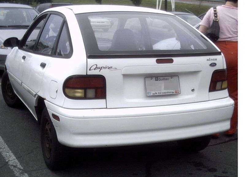 5 drzwiowy hatchback Ford Festiva drugiej generacji 1,5 AT (1993 1997)