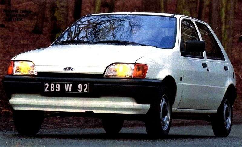 5 drzwiowy hatchback Ford Fiesta trzeciej generacji 1.1i MT (1989 1996)