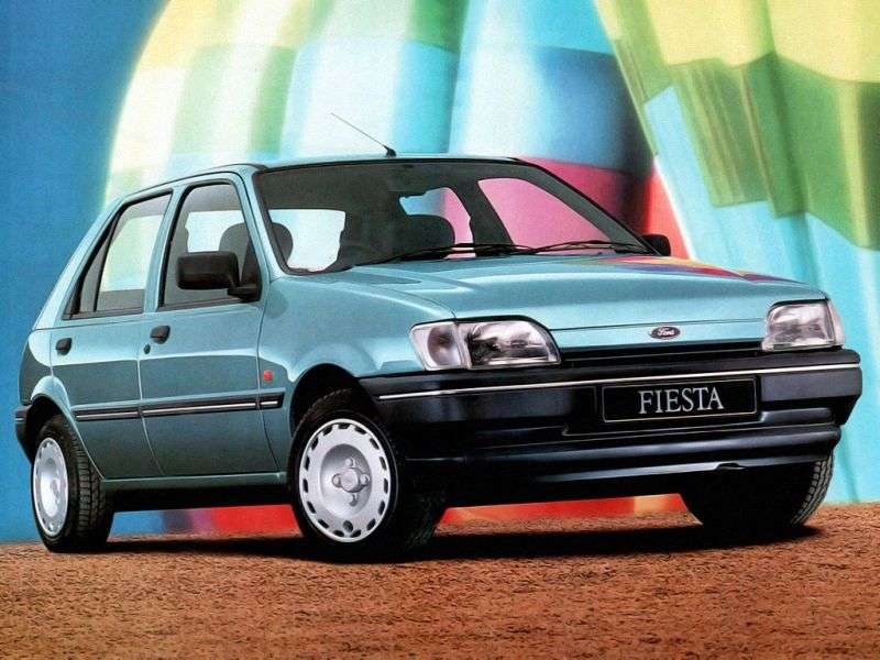 5 drzwiowy hatchback Ford Fiesta trzeciej generacji 1,4 MT (1989 1992)