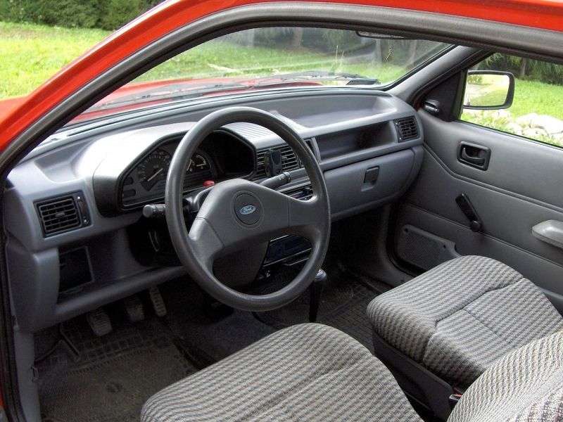 5 drzwiowy hatchback Ford Fiesta trzeciej generacji 1.1i MT (1989 1996)