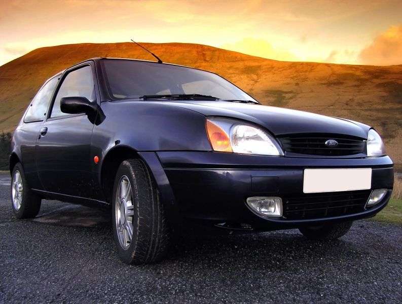 3 drzwiowy Ford Fiesta 4 tej generacji [zmiana stylizacji] hatchback. 1,8 D MT (1999–2000)