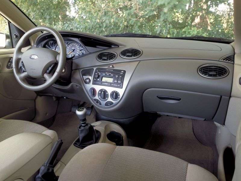 5 drzwiowy hatchback Ford Focus 1 generacji Hatchback (USA). 2.0i MT ZX5 (1999 2004)