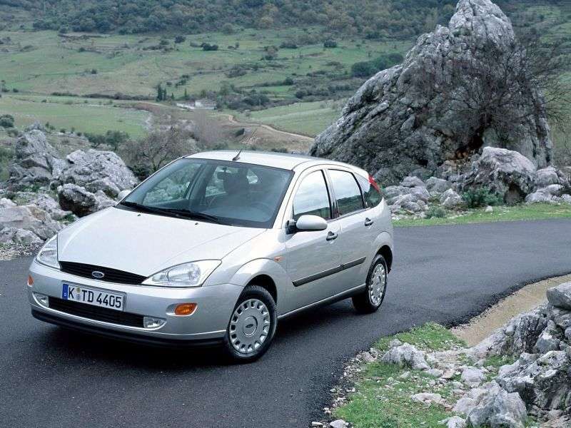 Ford Focus, 5 drzwiowy hatchback pierwszej generacji 1,6 mln ton (1998 2001)