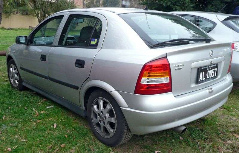 Holden Astra 4 generation hatchback 1.8 MT (1999 – n.)