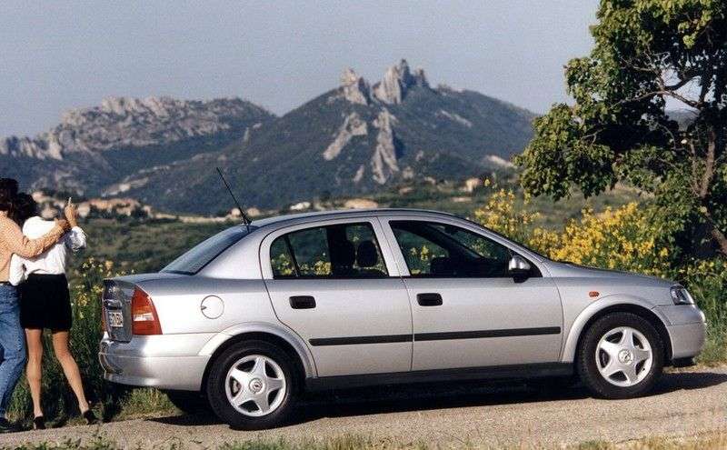 Holden Astra 4.generacja sedan 2.0 MT (2002 obecnie)