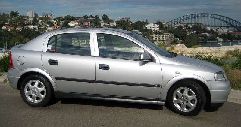 Holden Astra 4 generation hatchback 2.2 MT (2000 – n.)