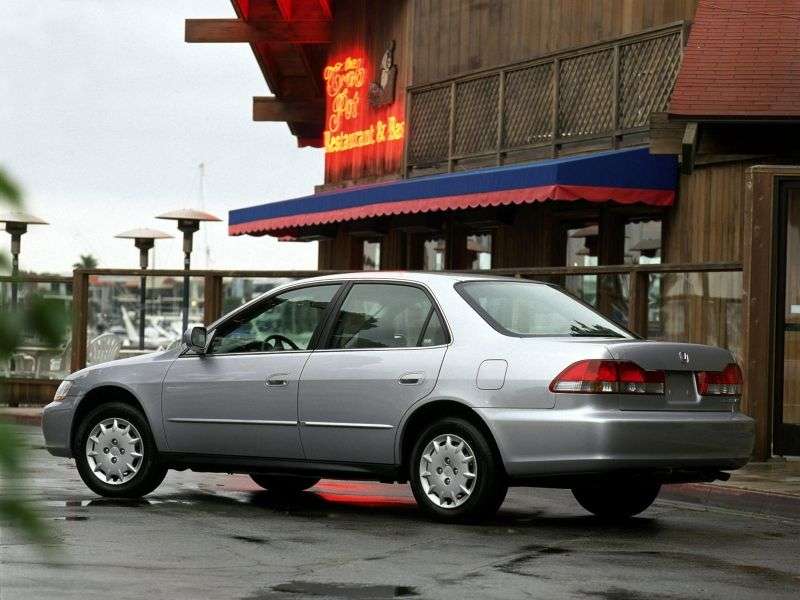 Honda Accord 6. generacja [zmiana stylizacji] sedan w wersji amerykańskiej 2.3 MT (2001 2002)