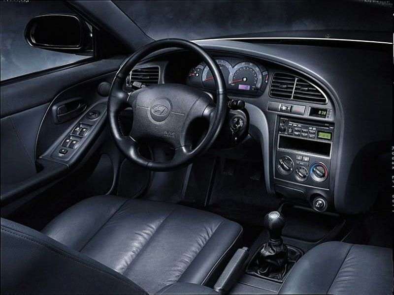 Hyundai Avante XDhatchback 2.0 AT (2000 2003)