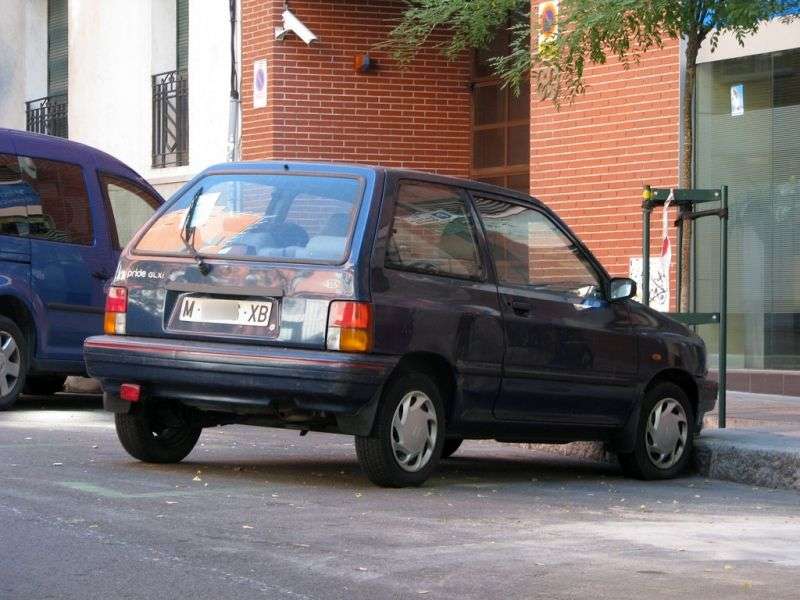 Kia Pride 3 drzwiowy hatchback pierwszej generacji 1,3 mln ton (1995 1998)