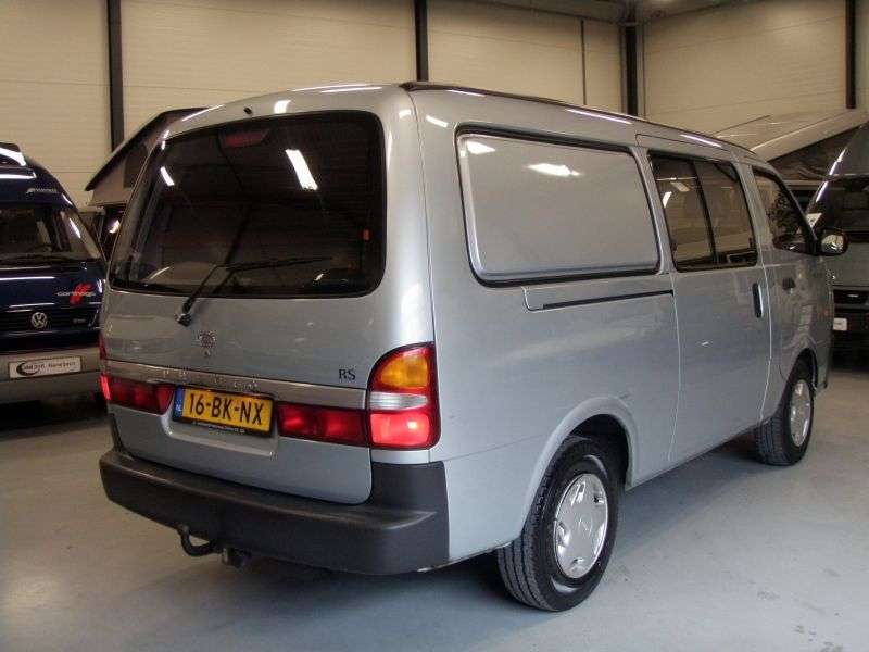 4 drzwiowy van Kia Pregio pierwszej generacji Combi 3,0 D MT (1997–2003)