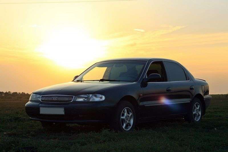 Kia Clarus sedan 1.generacji 1.8 MT (1996 1998)