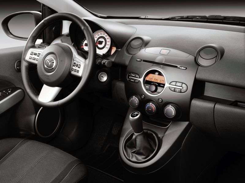 Mazda 2 2 drzwiowy hatchback drugiej generacji 1,3 mln ton (2008 2010)