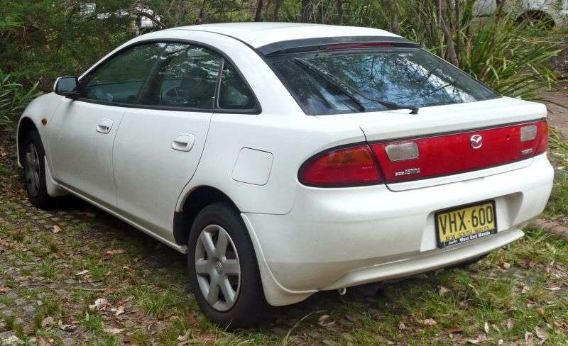 Mazda Familia 7 generacji hatchback 5 drzwiowy 1,8 MT (1994 1998)