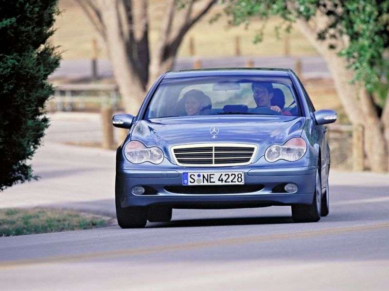 Mercedes Benz Klasa C W203 / S203 / CL203 4 drzwiowy sedan C 270 CDI MT (2000–2002)