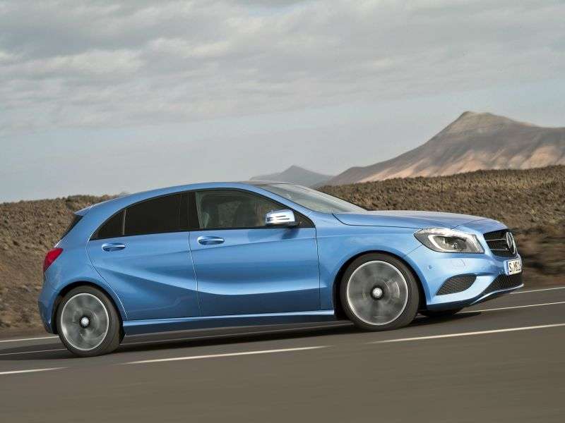 Mercedes Benz Klasa A W176 hatchback 5 drzwiowy A 180 BlueEfficiency 7G DCT (2012 obecnie)