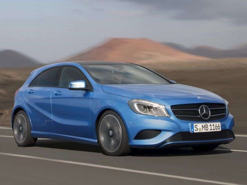 Mercedes Benz Klasa A W176 hatchback 5 drzwiowy A 180 BlueEfficiency 7G DCT (2012 obecnie)