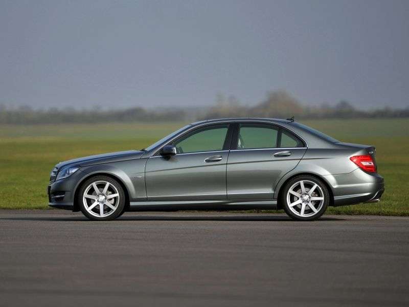 Mercedes Benz Klasa C W204 / S204 [zmiana stylizacji] sedan 4 drzwiowy. C 200 CDI MT (2011 obecnie)