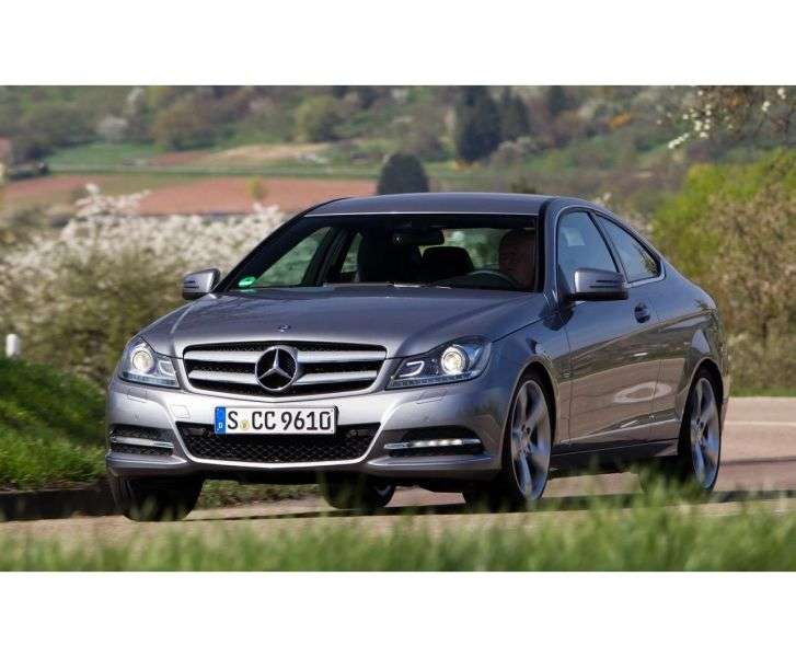 Mercedes Benz Klasa C W204 / S204 [zmiana stylizacji] coupe 2 drzwi. C 250 BlueEfficiency 7G Tronic Plus Special Edition (2011 obecnie)