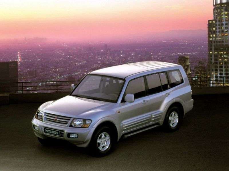 5 drzwiowy SUV Mitsubishi Montero trzeciej generacji 3,0 AT (1999 2003)