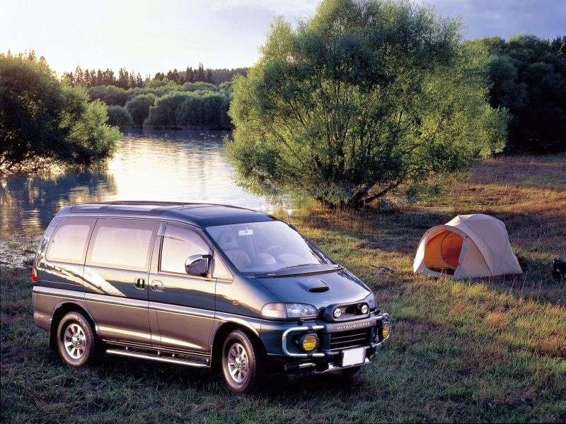 Mitsubishi Space Gear minivan pierwszej generacji 2.4 MT (1994 1997)