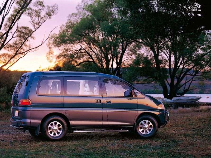 Mitsubishi Space Gear minivan pierwszej generacji 2.4 MT (1994 1997)