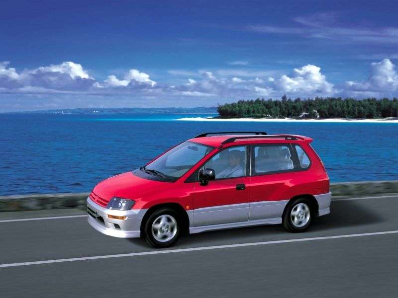 Mitsubishi Space Runner minivan 2. generacji 2.4 GDI MT (1999 2002)