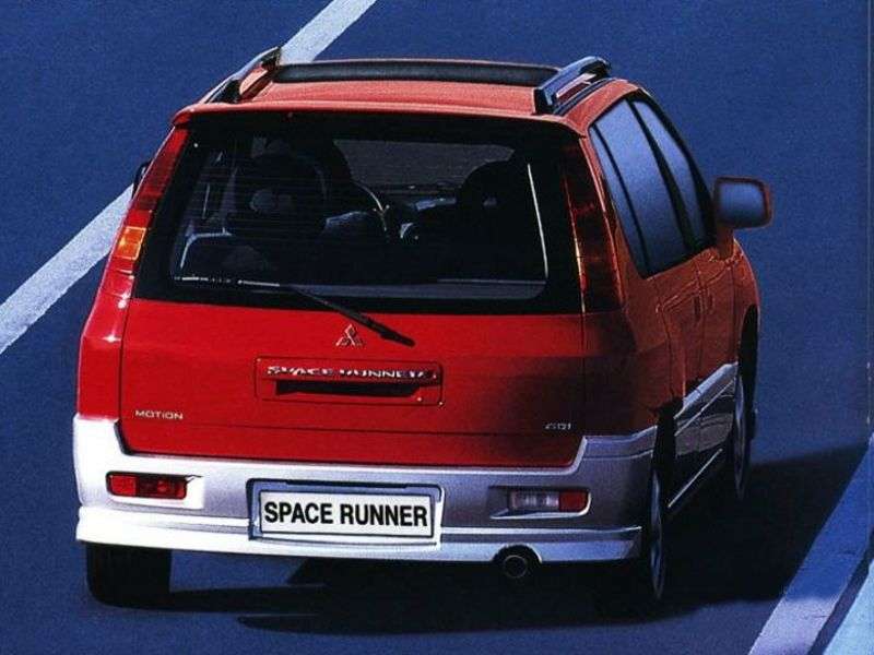 Mitsubishi Space Runner minivan 2.generacji 2.0 MT (1999 2002)