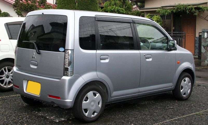 Mitsubishi EK Wagon minivan pierwszej generacji 0.7 AT 4WD (2001 obecnie)