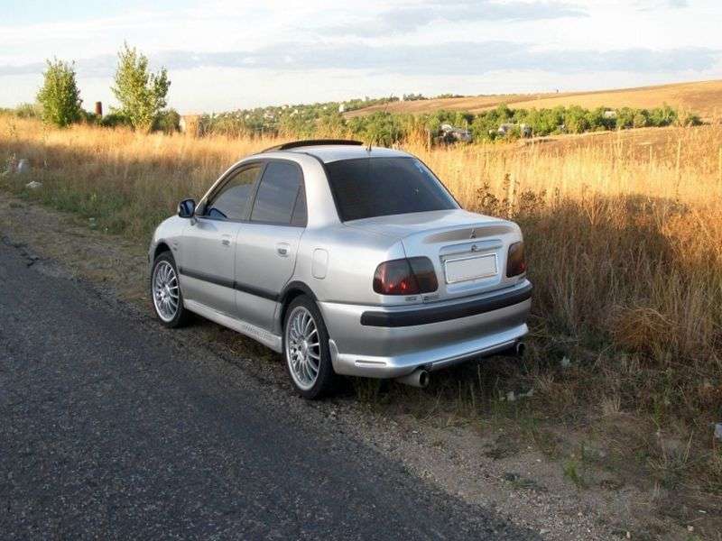 Mitsubishi Carisma sedan 1.generacji 1.8 MT (1995 1999)