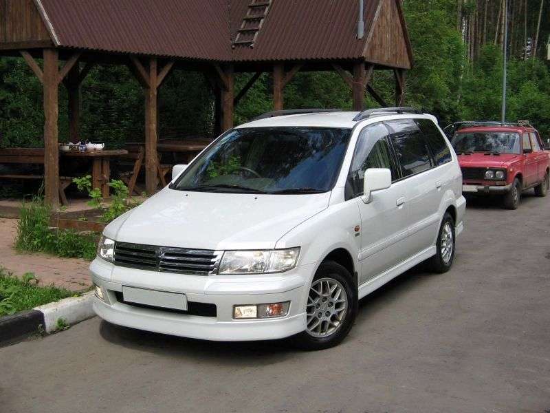 Mitsubishi Chariot minivan trzeciej generacji 3.0 AT 4WD (2001 2003)