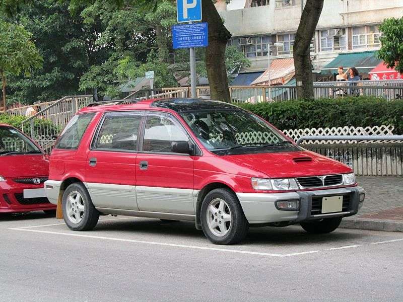 Mitsubishi Chariot 2nd generation 2.4 MT minivan (1991–1997)