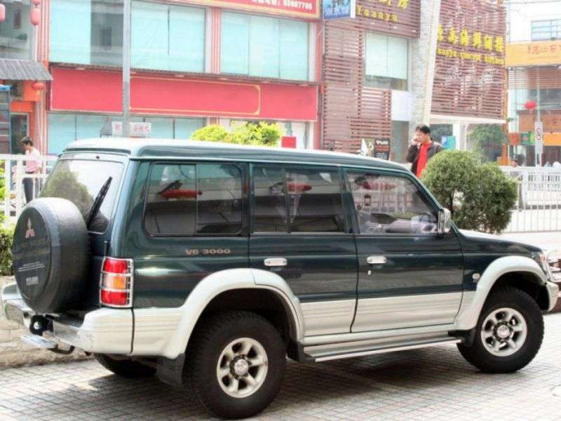 Mitsubishi Pajero 2nd generation Semi High Roof Wagon SUV 5 doors 2.5 TD MT (1991–1997)