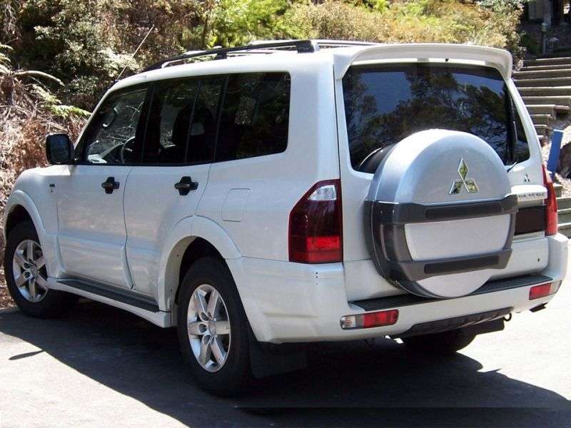 5 drzwiowy SUV Mitsubishi Pajero trzeciej generacji [zmiana stylizacji]. 3.0 AT (2003 2006)